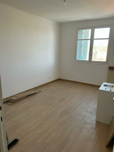 Photo de galerie - Chantier effectué sur la commune de Perpignan : 

- Ratissage complet murs et plafond
- Mise en peinture 2 couches
- Pose de parquet stratifié