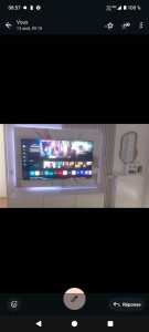 Photo de galerie - Suspension d'un meuble tv. pose de tasseaux d'une plaque effet marbre avec rétro éclairage et suspension d'une télévision.