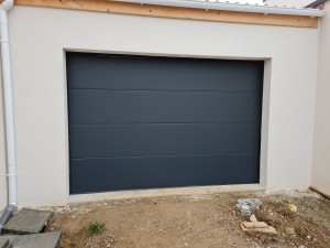Photo de galerie - Installation porte sectionnel garage motorisé 2