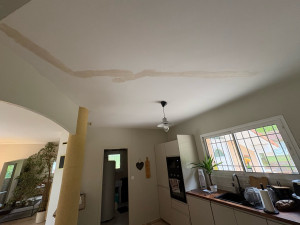 Photo de galerie - Réparation de fissures plafond avant la mise en peinture.