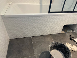 Photo de galerie - Remplacement d’une baignoire acrylique fissurée 