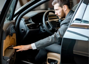 Photo de galerie - Un chauffeur près amener des personnes faire leur courses du quotidien