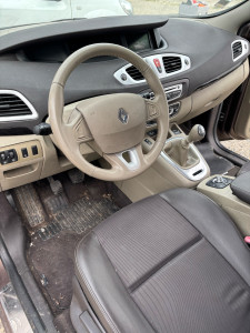 Photo de galerie - Nettoyage auto Renault scenic avant