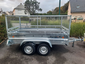 Photo de galerie - Transport de mobiliers possible, je possède une grande bâche protégeant de la pluie, ainsi que les protections nécessaires pour vos biens.

Grande remorque rehaussés de 4 mètres cube + grand coffre de 2 mètres cube.