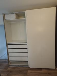 Photo de galerie - Armoire IKEA Pax 8 tiroirs 2 paniers, 2 tablettes à bijoux de tringles et 4 étagères avec 2 portes coulissantes.