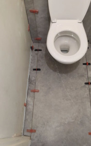 Photo de galerie - Installation toilettes suspendu et carrelage 
