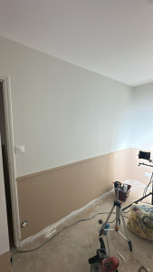 Photo de galerie - Ratissage, peinture et installation de moulure 