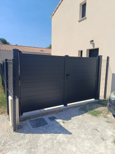 Photo de galerie - Pose d'un portail en aluminium