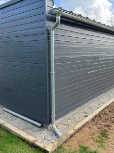 Photo de galerie - Pose d’un tuyau de descente zinc naturel 