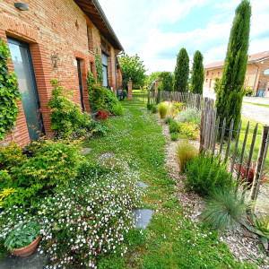 Photo de galerie - Aménagement d'un massif au style champêtre avec pose de ganivelle en acacia afin de délimiter le terrain. 