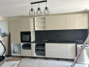 Photo de galerie - Montage d’une cuisine, avec un peu d’électricité et de plomberie 