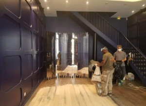 Photo de galerie - Un sol rénové (probablement parquet ou similaire) avec application de peinture ou vernis par des professionnels —