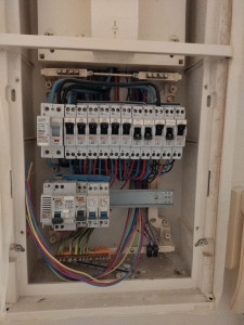 Photo de galerie - Réorganisation du tableau électrique avec installation en plus d appareil électrique (disjoncteur).