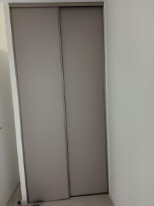 Photo de galerie - Création d'un placard  avec porte coulissant et rayonnage 