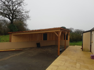 Photo de galerie - Création d'un carport sur mesure avec une partie en ossature bois . Couverture comprise 