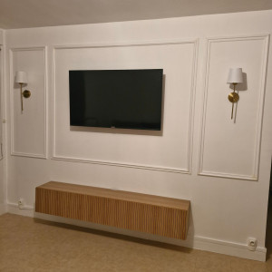 Photo de galerie - Pose d un meuble télé d une télé réalisation de moulure et pose de luminaire 