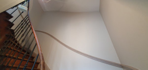 Photo de galerie - Refection d'une cage d'escalier avec pose d'une toile de verre + peinture , plafonds reprise en enduit + peinture.
