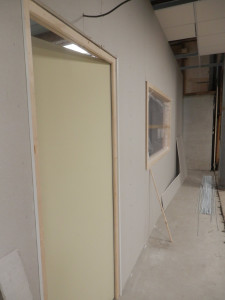 Photo de galerie - Cloison en Fermacell avec insertion d'un Bloc porte et d'un châssis vitré