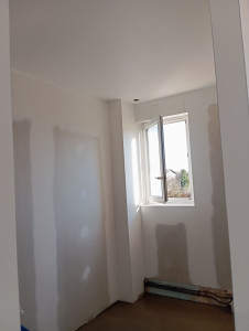 Photo de galerie - Pose des cloisons sèche collage des bandes et enduit ponçage peinture plafond