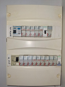 Photo de galerie - Le tableau est trop ancien pour pouvoir répondre aux normes électrique, je refait systématiquement le tableau avec l'accord du client pour plus se sécurité dans les travaux sachant que j'engage mon assurance décennale.