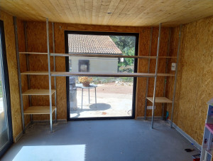 Photo de galerie - étagère sur mesure en acier et bois