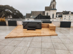 Photo de galerie - Réalisation d'une terrasse avec banquette pour un jacuzzi 