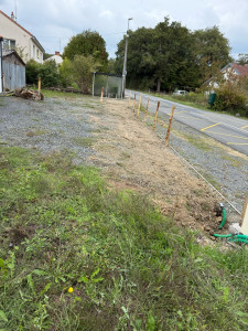 Photo de galerie - Réalisation d’une tranchée avec pose de gaine telecom et fillet avertisseur 