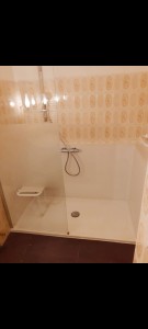 Photo de galerie - Remplacement d'une baignoire en fonte, par une douche à l'italienne PMR, sens l'intervention d'un carreleur.
UNE JOURNÉE DE TRAVAIL 