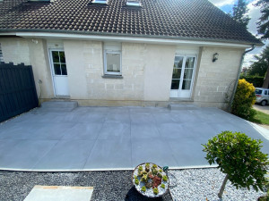 Photo de galerie - Pose de carrelage extérieur 90x90 sur terrasse. Préparation du support, pose, joints et finitions réalisées par Signature Carrelage.