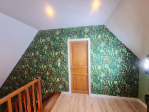 Photo de galerie - Pose d'un papier peint à raccord sauté dans une cage d'escalier.