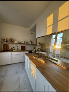 Photo de galerie - Montage d ‘une cuisine et création d’étagères flottantes sur-mesure + fixation d’un grand miroir