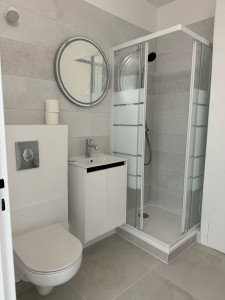 Photo de galerie - Création complète d’une salle de bain wc suspendu avec broyeur intégré lavabo douche paroi de douche 