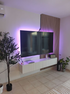 Photo de galerie - Installation d’un support tv, fixation d’un meuble tv. collage des plaques en bois pour la déco