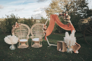 Photo de galerie - Décoration d'une cérémonie laïque en extérieur.