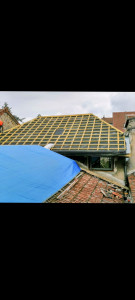 Photo de galerie - Réfection complète de toiture.
Dépose de l’ancienne couverture, pose d’une nouvelle structure bois et préparation avant installation des tuiles.
Travail soigné.

