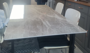Photo de galerie - 3- montage d'une table marbre-métal, pour compléter leur cuisine. 