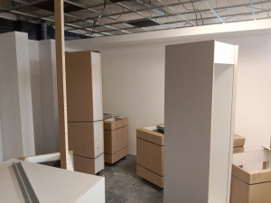 Photo de galerie - Placage tapisserie peinture et porte de cuisine montage de meuble