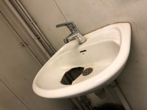 Photo de galerie - Remplacement de lavabos, joints et vérification des fuites