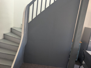 Photo de galerie - Monté d'escalier qui était en blanc , repeint en gris 