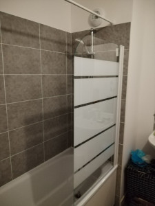 Photo de galerie - Une paroi de baignoire posé