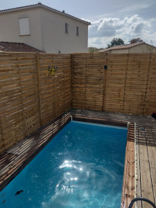 Photo de galerie - Pose lamelle terrasse piscine 