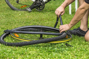 Photo de galerie - Reparation d'une crevaison de vélos 

