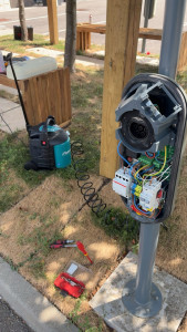 Photo de galerie - Entretien de la borne de recharge, vérification de serrage, étanchéité etc.