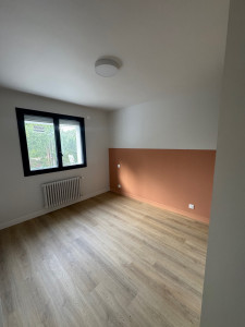 Photo de galerie - Peinture des 4 chambres à l’étage de cette maison, mise en couleurs moderne et création d’un sous bassement qui détermine l’emplacement du lit. 