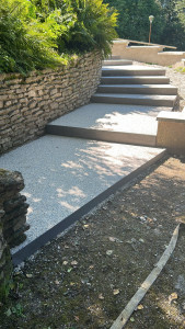 Photo de galerie - Escalier en résine et contre marche grès cérame 