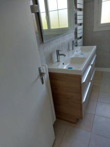 Photo de galerie - Salle de bains faites carrelage mur et sol et pose de meubles, et miroir (plomberie, électricité)

