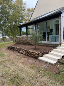 Photo de galerie - Réalisation d’un mur en pierre sèche pour la réalisation d’un massif 