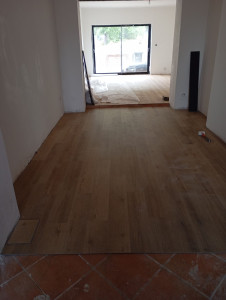 Photo de galerie - Pose de parquet flottant sur carrelage défectueux après rattrapage de niveau 