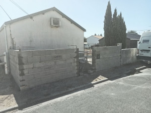 Photo de galerie - Réalisation murette avec futur portillon et enduit 