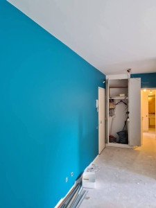 Photo de galerie - Peintures d’un mur en bleu